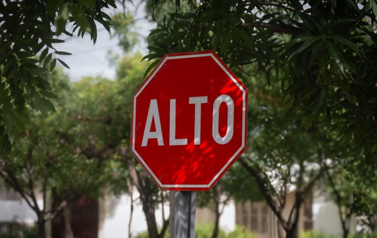 Um Sinal De Pare Com a Palavra Alto Pintada Nele 5hywo0BKisM