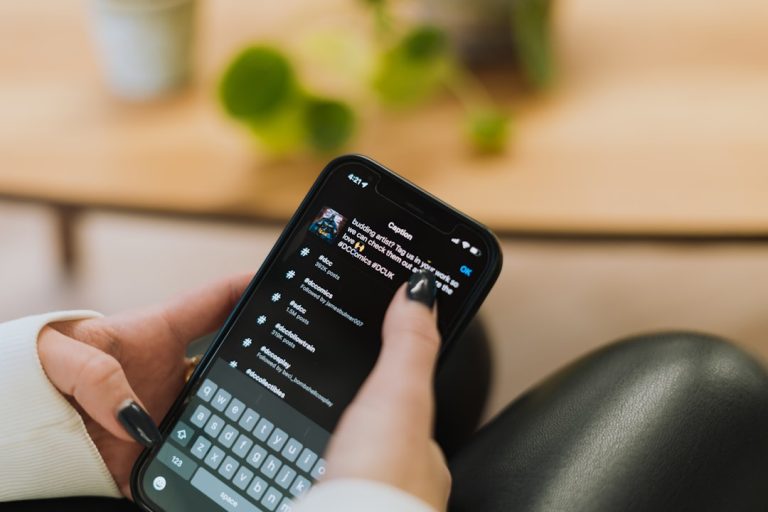 Uma Pessoa Segurando Um Telefone Celular Na Mao F5ROV18qutw