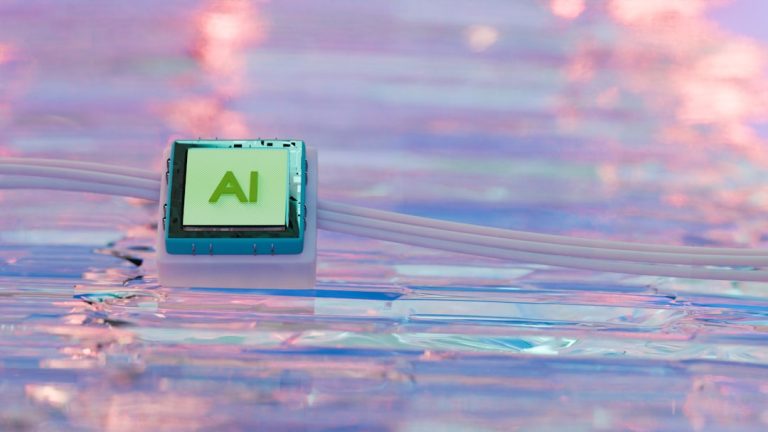 Um Quadrado De Aluminio Esta Apoiado No Vidro 6CFMOMVAdoo