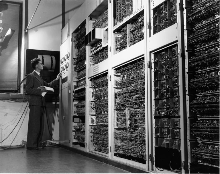 Mulher No Casaco Preto Em Pe Na Frente Do Espelho WGeO6dW5GZM